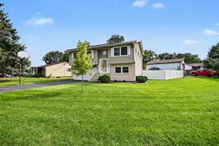 136 Augusta Rd, Oswego, IL 60543 - Photo 2