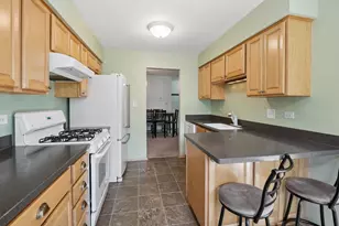 1391 Stratford Dr, Gurnee, IL 60031 - Photo 10