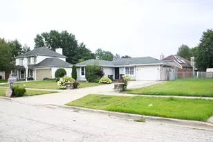 921 Shady Ln, Aurora, IL 60506 - Photo 2