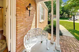 570 S Kenilworth Ave, Elmhurst, IL 60126 - Photo 2