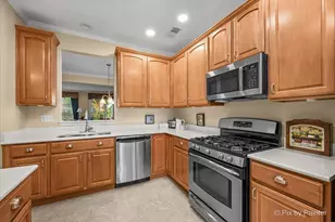 2892 Edgewater Dr, Elgin, IL 60124 - Photo 6