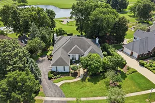 4202 Royal Fox Dr, Saint Charles, IL 60174 - Photo 2