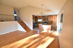 907 S Elmhurst Rd, Mount Prospect, IL 60056 - Photo 4