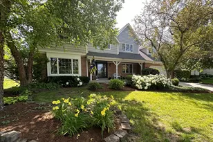 2324 Kalamazoo Dr, Naperville, IL 60565 - Photo 2