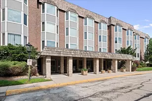 300 Thames Pkwy, Park Ridge, IL 60068 - Photo 1