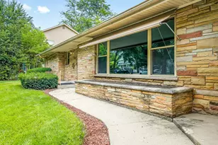 1324 S 3rd St, Saint Charles, IL 60174 - Photo 4