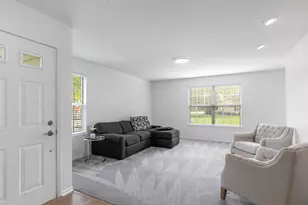 4 Taylor Ct, Streamwood, IL 60107 - Photo 2