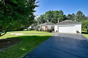9 Dover Dr, Oak Brook, IL 60523 - Photo 4