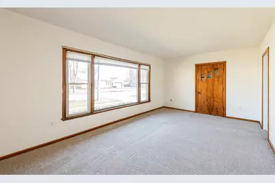 319 N Lord Avenue, Carpentersville, IL 60110 - Photo 8