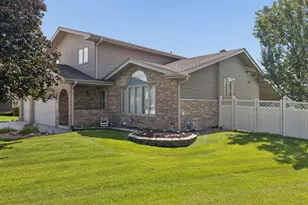 611 Flanagan Dr, Minooka, IL 60447 - Photo 2