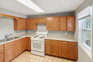 621 Oneida St, Joliet, IL 60435 - Photo 2