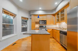 1017 W Dakin Ave, Chicago, IL 60613 - Photo 8