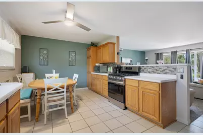 560 W Berkley Lane, Hoffman Estates, IL 60169 - Photo 6