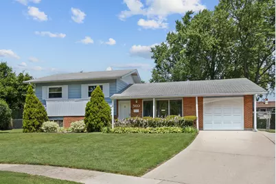 560 W Berkley Lane, Hoffman Estates, IL 60169 - Photo 2