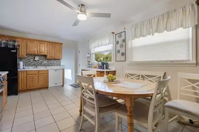 560 W Berkley Lane, Hoffman Estates, IL 60169 - Photo 8