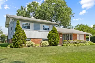 560 W Berkley Ln, Hoffman Estates, IL 60169 - Photo 1