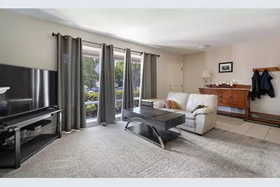 560 W Berkley Lane, Hoffman Estates, IL 60169 - Photo 4