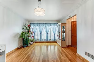 9327 S Avers Ave, Evergreen Park, IL 60805 - Photo 4