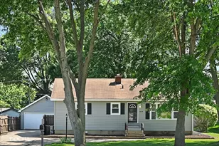 312 Oak St, North Aurora, IL 60542 - Photo 1