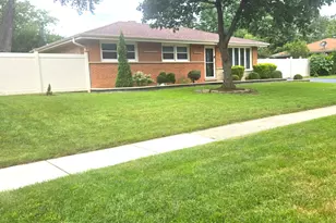 978 E Capri Dr, Palatine, IL 60074 - Photo 2