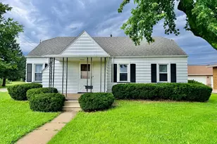 800 E 12th St, Streator, IL 61364 - Photo 1