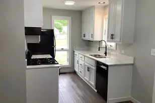 527 E 17th St, Lockport, IL 60441 - Photo 6