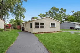 693 Minerva Ave, Wauconda, IL 60084 - Photo 4