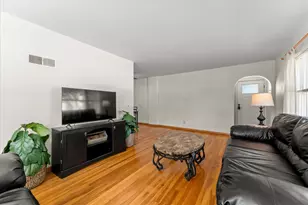 917 W Washington St, Champaign, IL 61821 - Photo 6