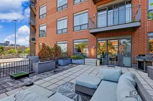 859 W Erie St, Chicago, IL 60642 - Photo 2