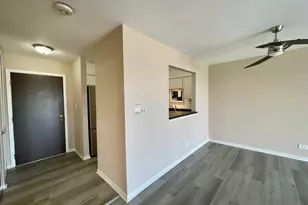725 W Huntington Commons Rd, Mount Prospect, IL 60056 - Photo 2