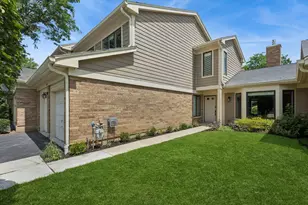 1204 Chatham Ct, Libertyville, IL 60048 - Photo 2