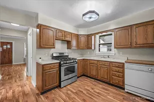 746 Parkway Ave, Elgin, IL 60120 - Photo 14