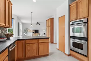2812 Plante Rd, North Aurora, IL 60542 - Photo 10