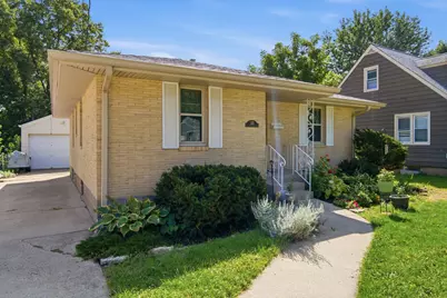 121 S Commonwealth Avenue, Elgin, IL 60123 - Photo 2