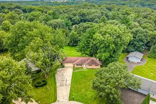 3919 Falling Leaf Dr, Rockford, IL 61109 - Photo 2