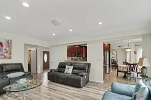 1709 Liberty Ct, Mount Prospect, IL 60056 - Photo 4