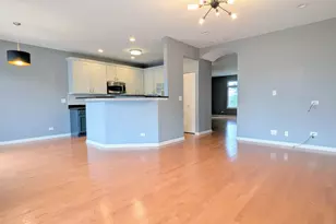 284 Edmundton Cir, Carol Stream, IL 60188 - Photo 8