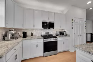 635 Maplewood Cir, Elburn, IL 60119 - Photo 10