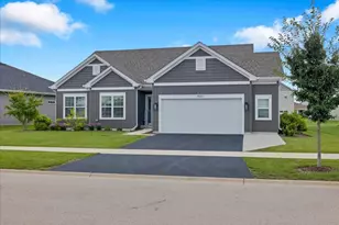 635 Maplewood Cir, Elburn, IL 60119 - Photo 2