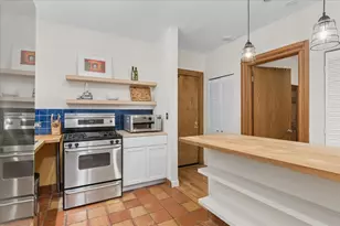 550 W Surf St, Chicago, IL 60657 - Photo 4