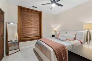 550 W Surf St, Chicago, IL 60657 - Photo 16