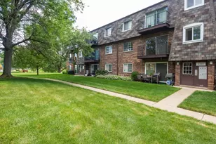 9388 Bay Colony Dr, Des Plaines, IL 60016 - Photo 1