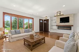 15W632 Virginia Ln, Elmhurst, IL 60126 - Photo 2