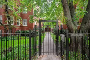 731 W Bittersweet Pl, Chicago, IL 60613 - Photo 2