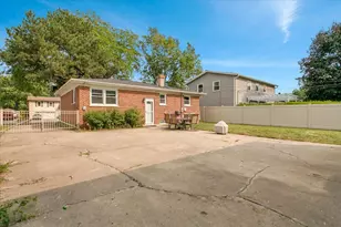 1402 S Robert Dr, Mount Prospect, IL 60056 - Photo 30