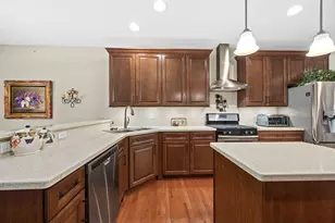 1707 Pondview Dr, Hoffman Estates, IL 60192 - Photo 10