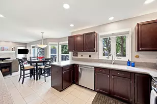 1050 Hampshire Ln, Elgin, IL 60120 - Photo 20