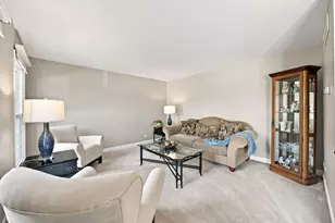 1050 Hampshire Ln, Elgin, IL 60120 - Photo 4