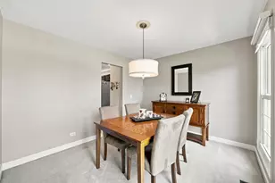 1050 Hampshire Ln, Elgin, IL 60120 - Photo 6