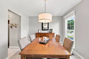 1050 Hampshire Ln, Elgin, IL 60120 - Photo 8